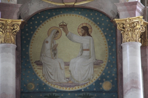 Motiv korunování Panny Marie podobný v našem kostele Sv. Rodiny