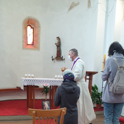 Podávání eucharistie během karantény, 19. dubna 2020